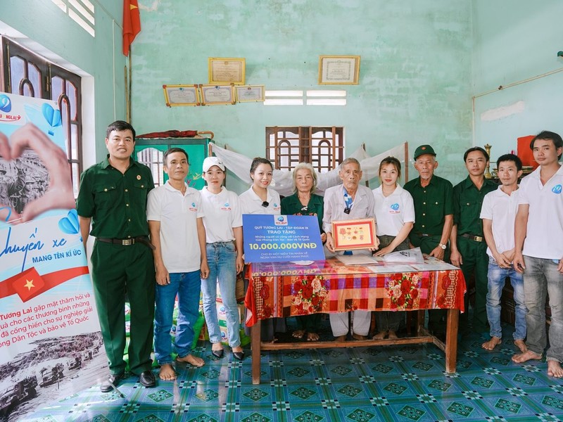 Hình ảnh tài liệu pháp lý và cờ Việt Nam tượng trưng cho quy định pháp luật.