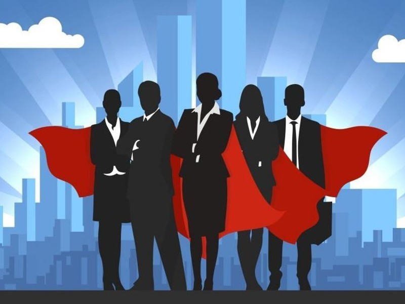 Hình ảnh người chơi đang xem thông tin trên màn hình, tượng trưng cho việc cập nhật kiến thức.